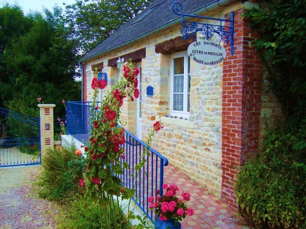 Gite Le Moulin Saint-Vaast-sur-Seulles Екстериор снимка